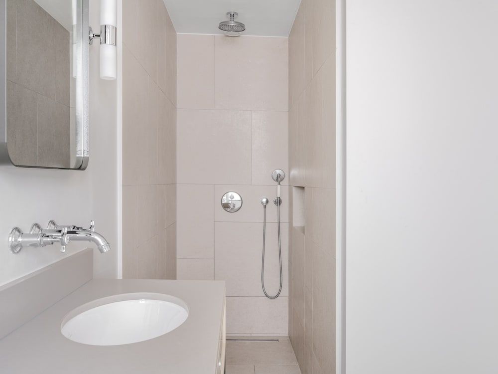 Numa Brussels Lief XL Room, Separate Living Area, Bathtub 7