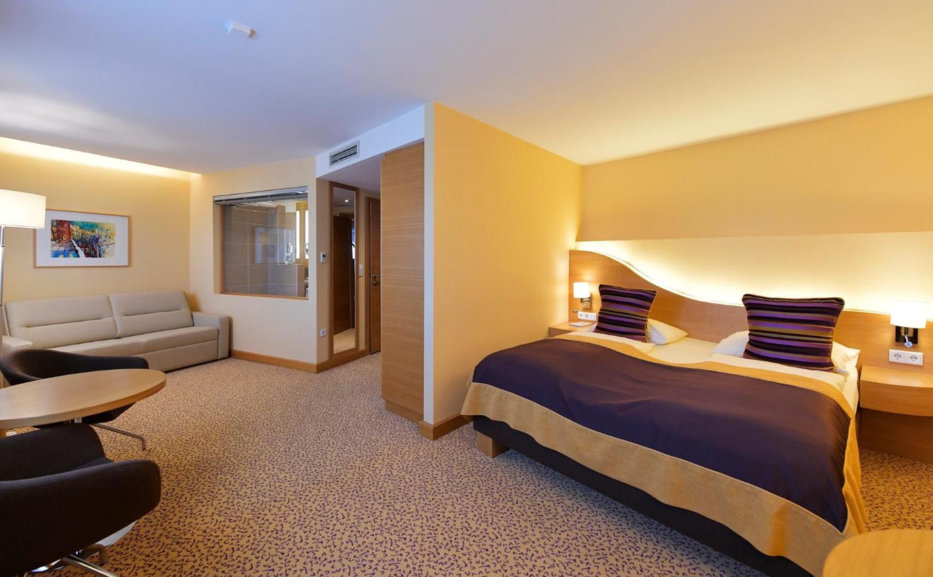 Family Room - Lake Side