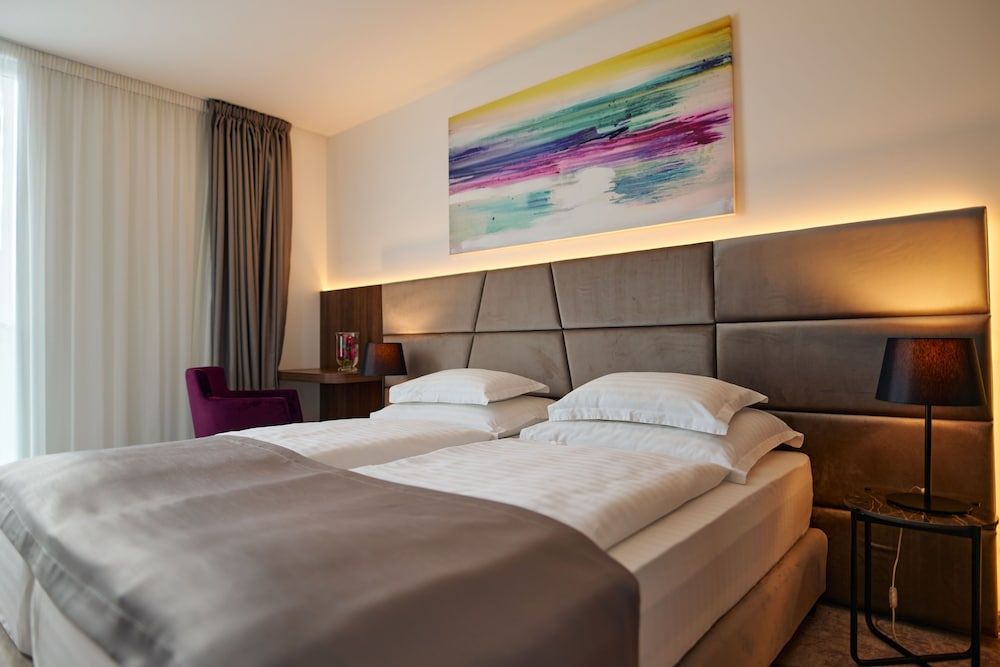 Hotel Paris Standard Double Room, Park View 3