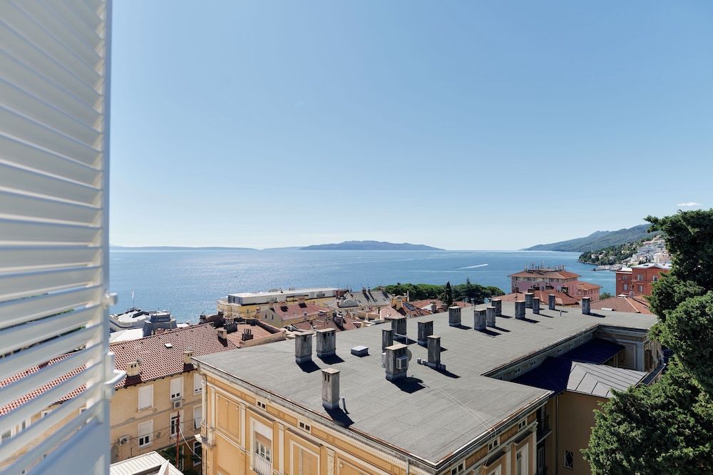 Hotel Paris Family Triple Room, Sea View 8