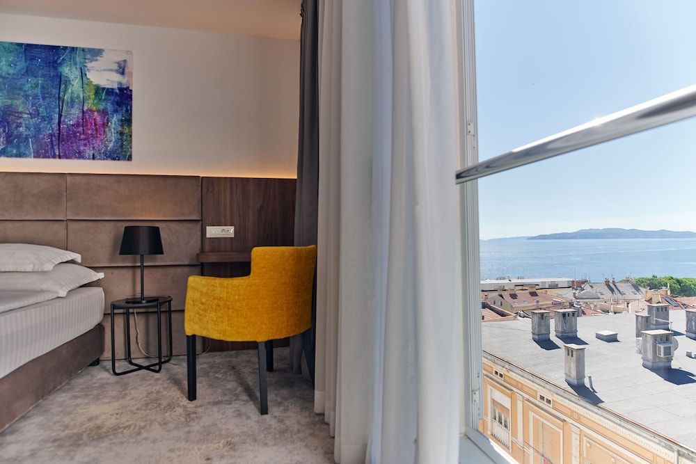 Hotel Paris Standard Double Room, Partial Sea View 10