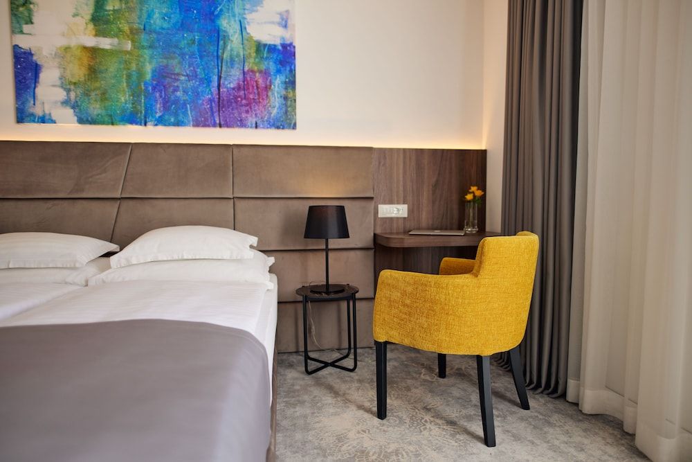 Hotel Paris Standard Double Room, Park View 2