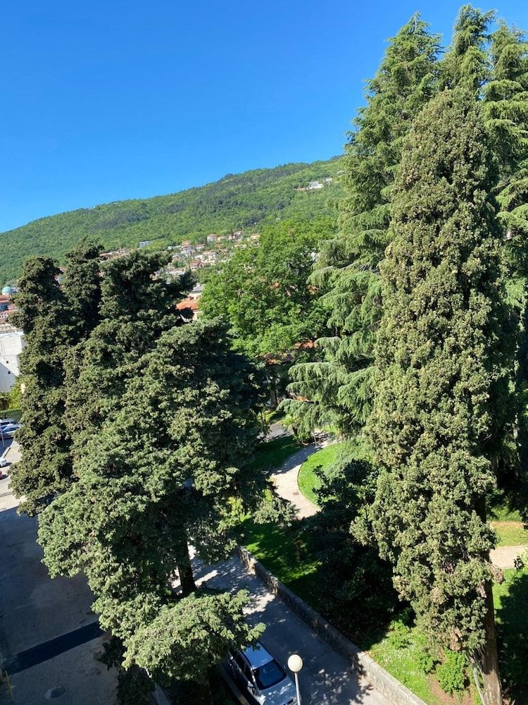 Hotel Paris Standard Double Room, Park View 7