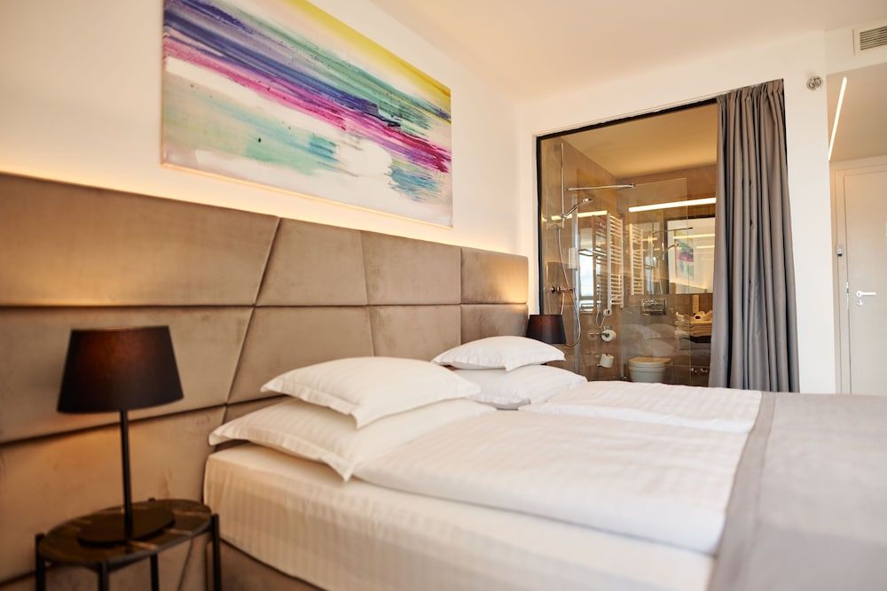 Hotel Paris Standard Double Room, Park View 4