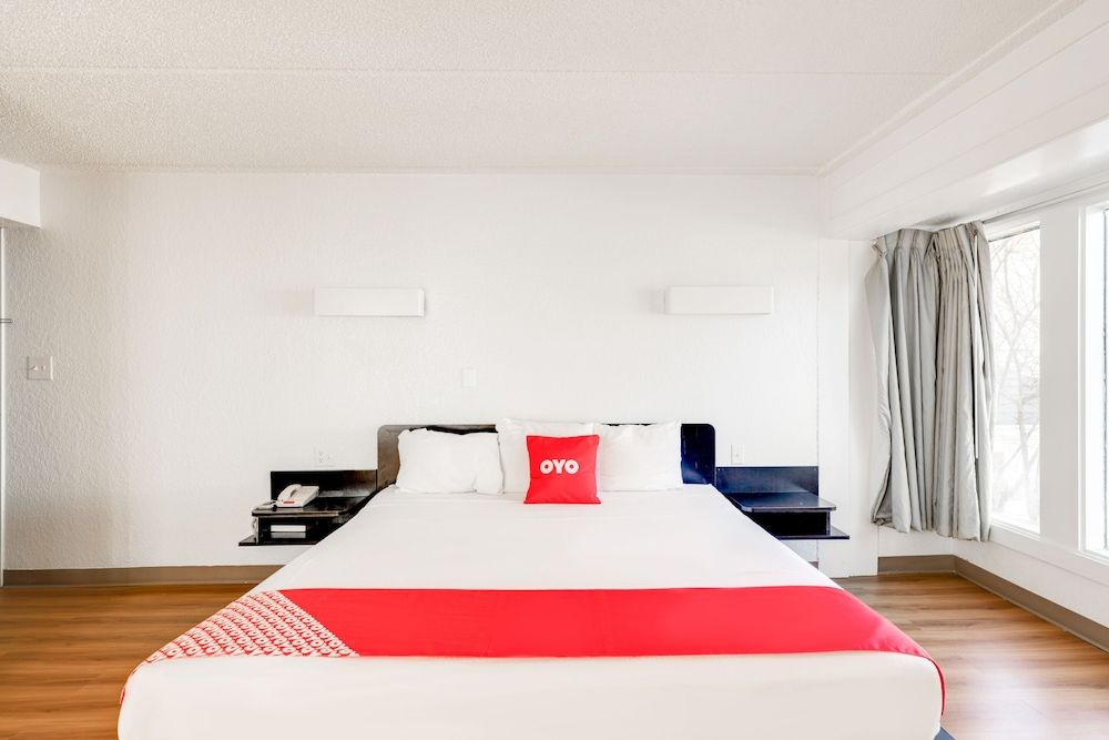 OYO Hotel Houston Katy Freeway Room, 1 King Bed, Smoking 3