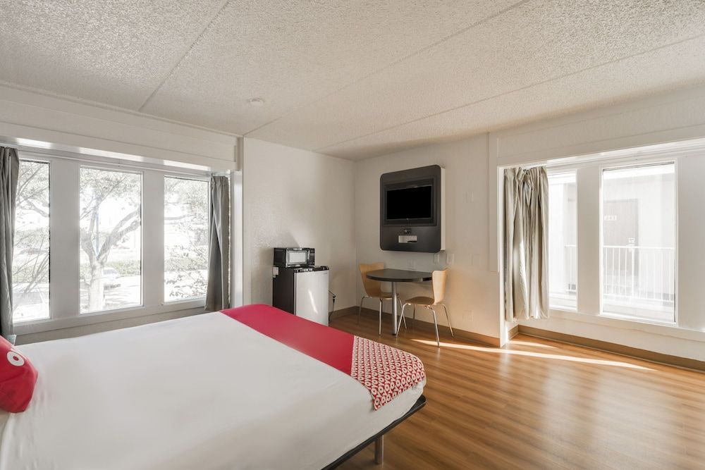 OYO Hotel Houston Katy Freeway Room, 1 King Bed, Smoking 4