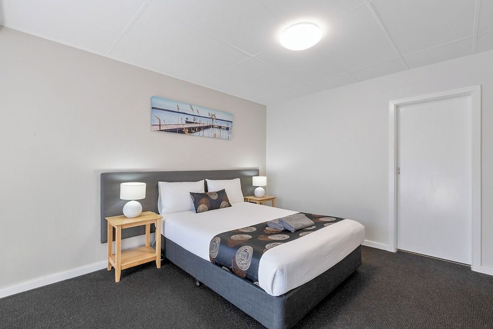 Standard Room, 1 Queen Bed, Non Smoking (Walk-in Shower)
