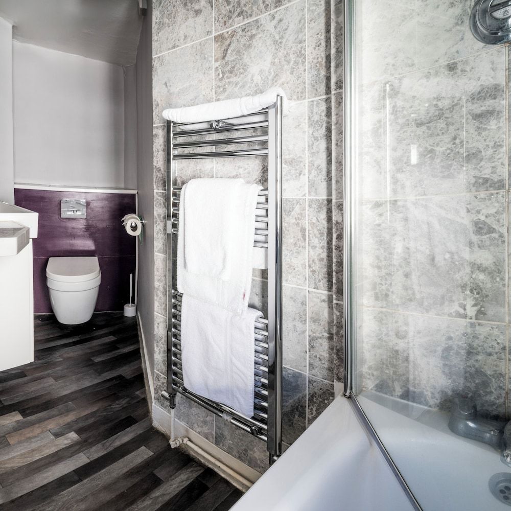 The White Hart Hotel Superior Double Room 5