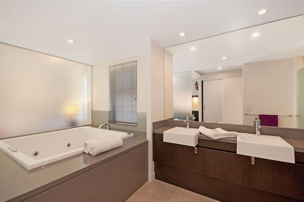 King Spa Studio Pool View 266