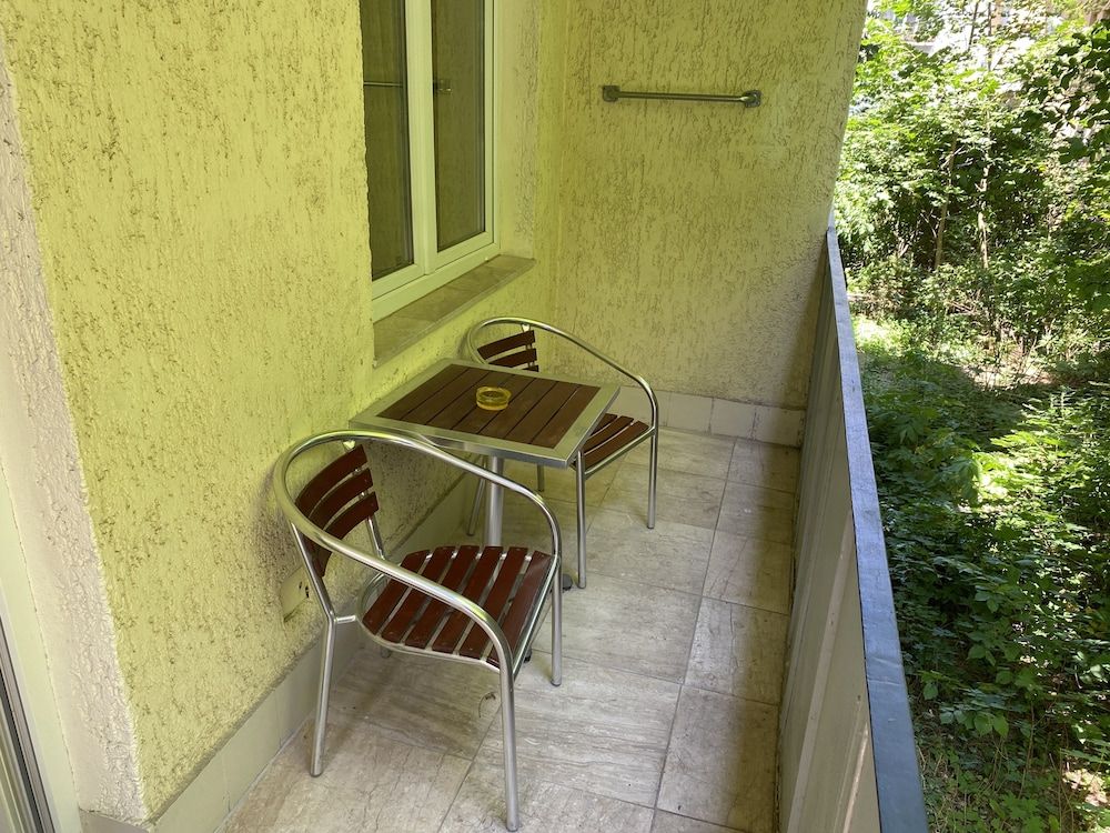 Gold Apartments Family Apartment, 2 Bedrooms, Balcony, Garden View 3