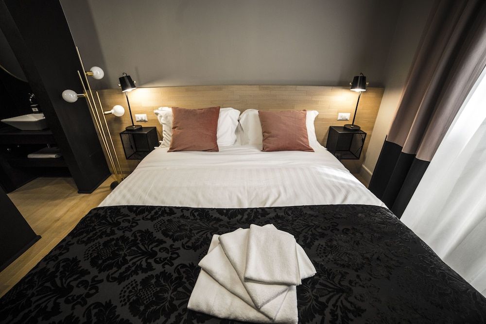 Suitelifetrevi Deluxe Double Room 4