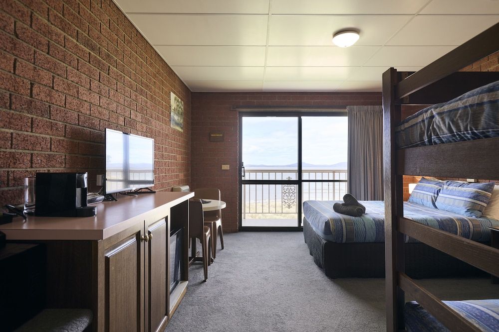 Family Room, Balcony (Water View - Family 4)