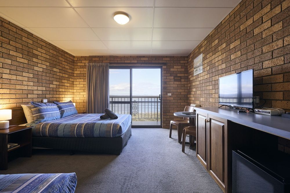 Family Room, Balcony (Water View - Family 3)