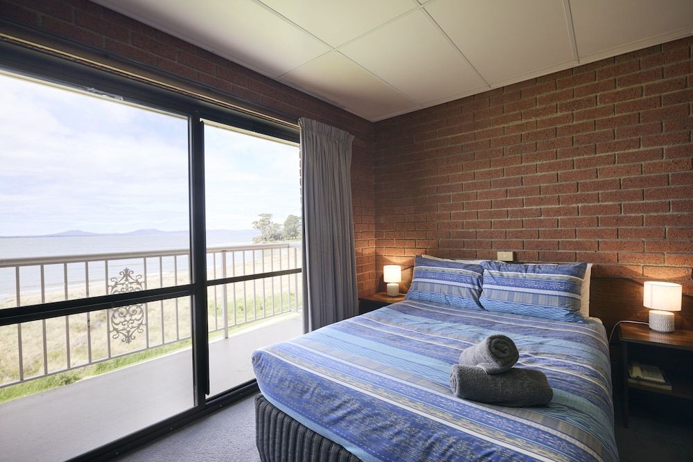 Family Room, Balcony (Water View - Family 4)