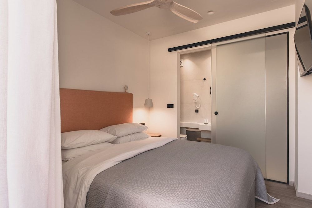 Yria Hotel Deluxe Quadruple Room 3