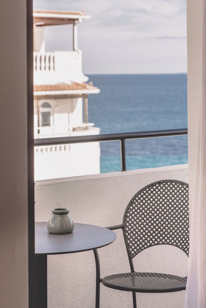 Yria Hotel Deluxe Quadruple Room 7