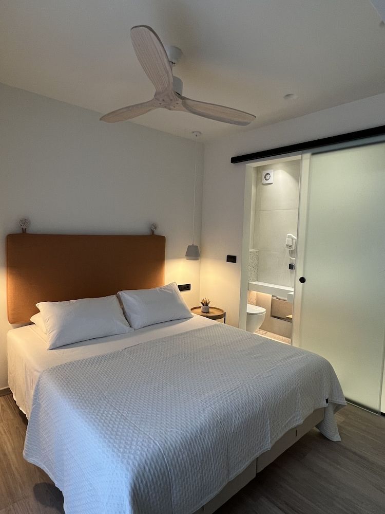 Yria Hotel Deluxe Quadruple Room