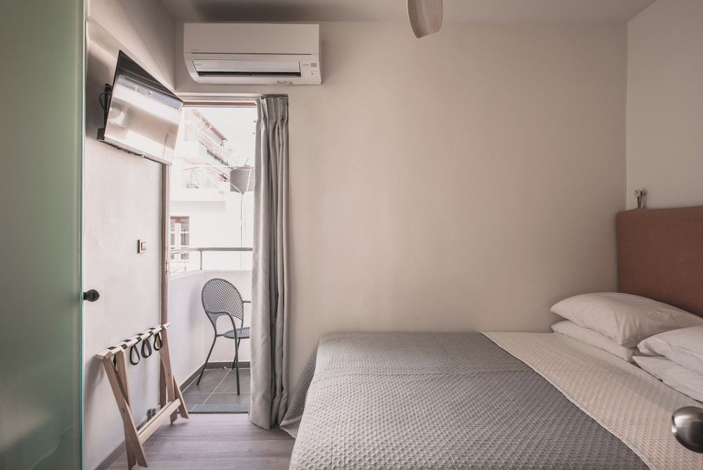 Yria Hotel Deluxe Double Room 4