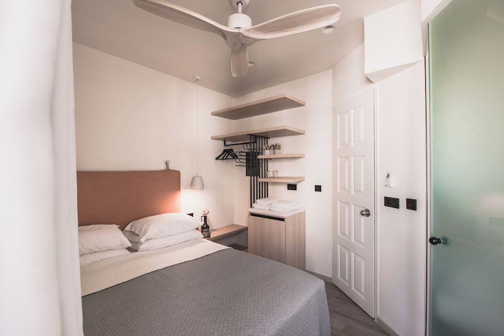 Yria Hotel Deluxe Double Room 3