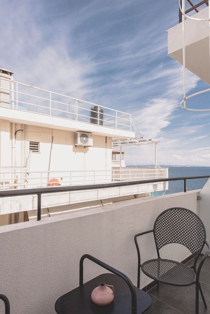 Yria Hotel Deluxe Double Room 5