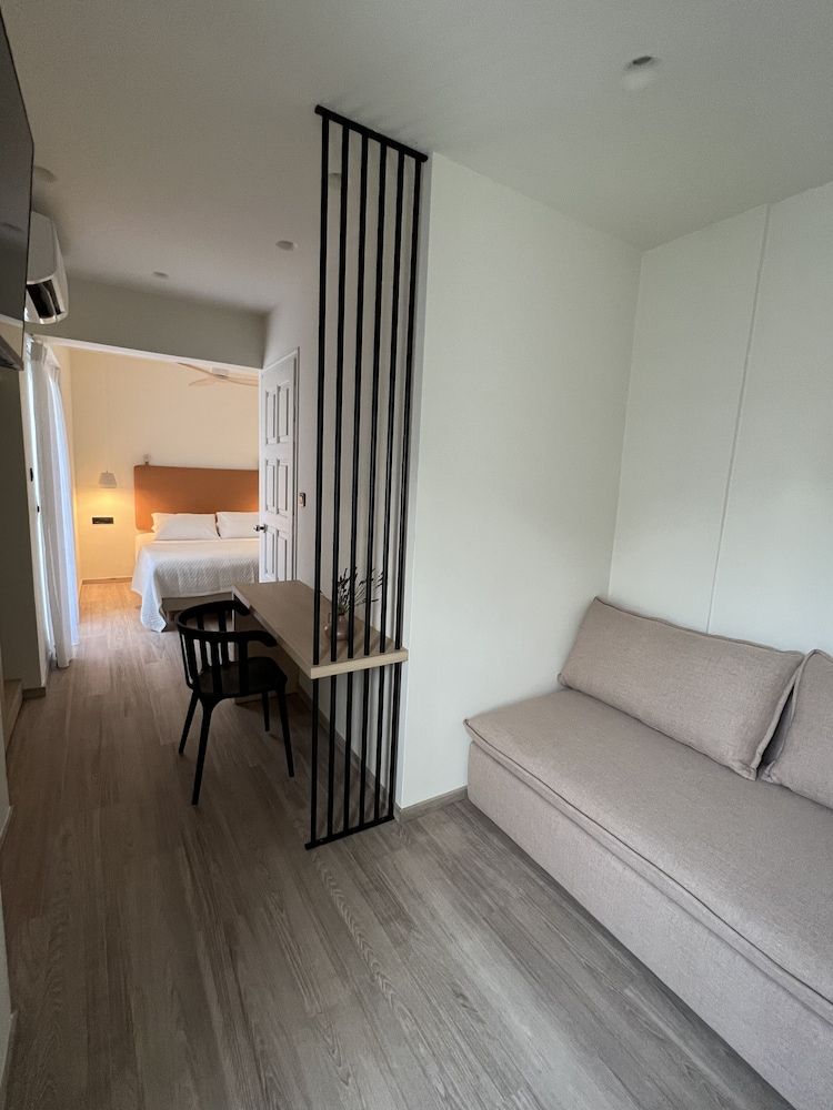 Yria Hotel Deluxe Quadruple Room 18