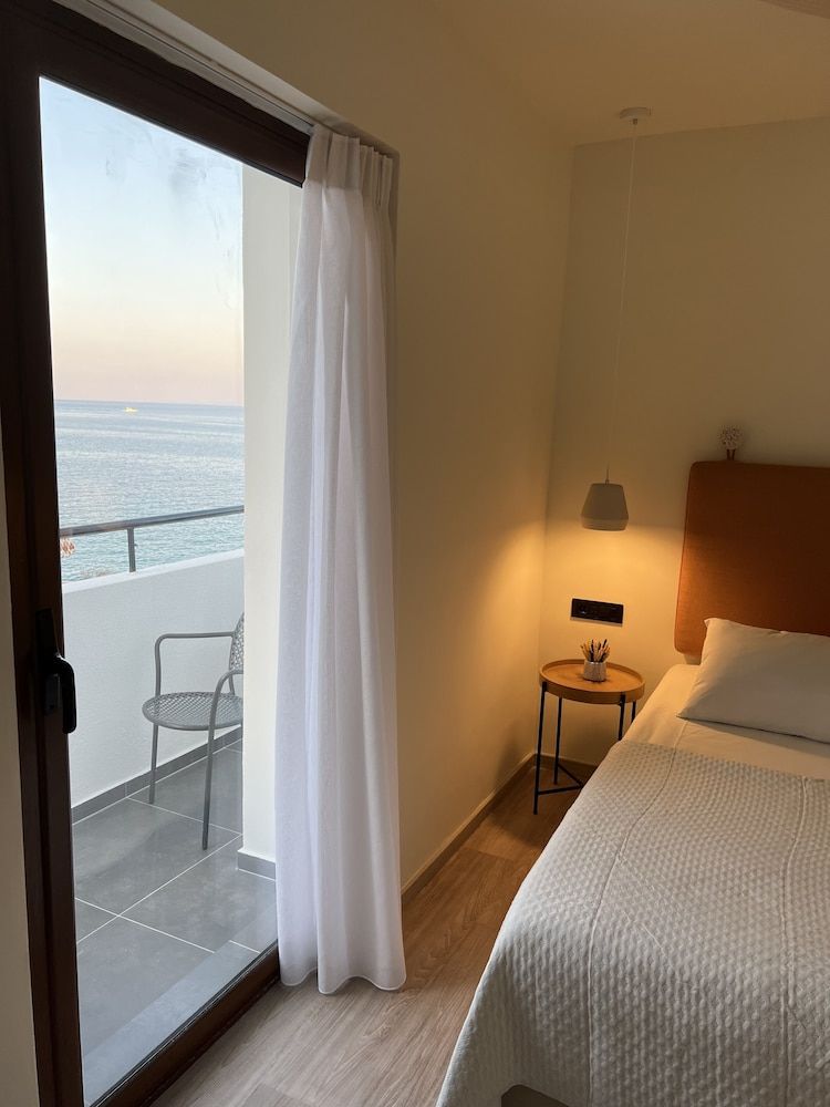 Yria Hotel Deluxe Quadruple Room 2