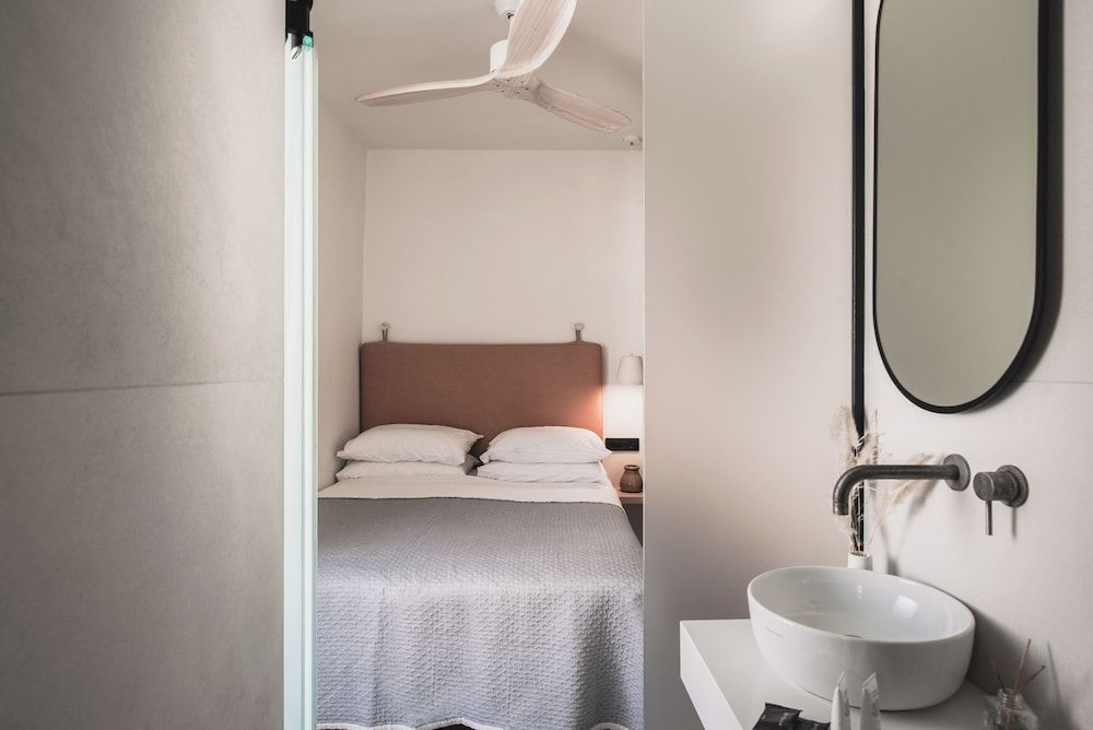 Yria Hotel Deluxe Double Room 8