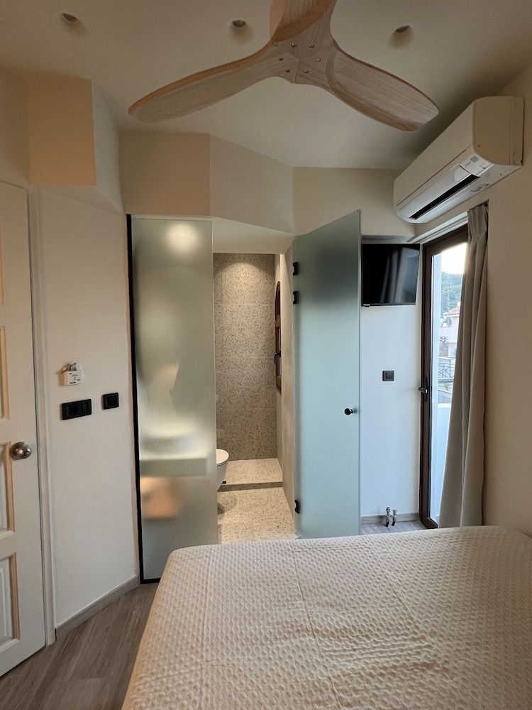 Yria Hotel Deluxe Double Room 12