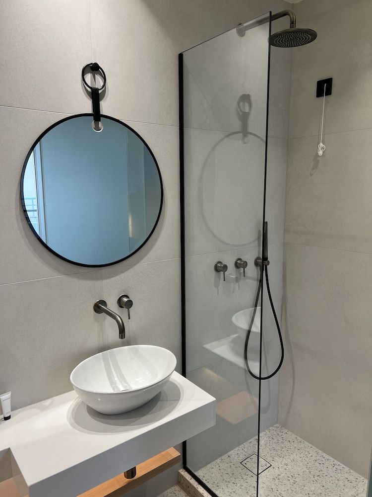 Yria Hotel Deluxe Quadruple Room 8