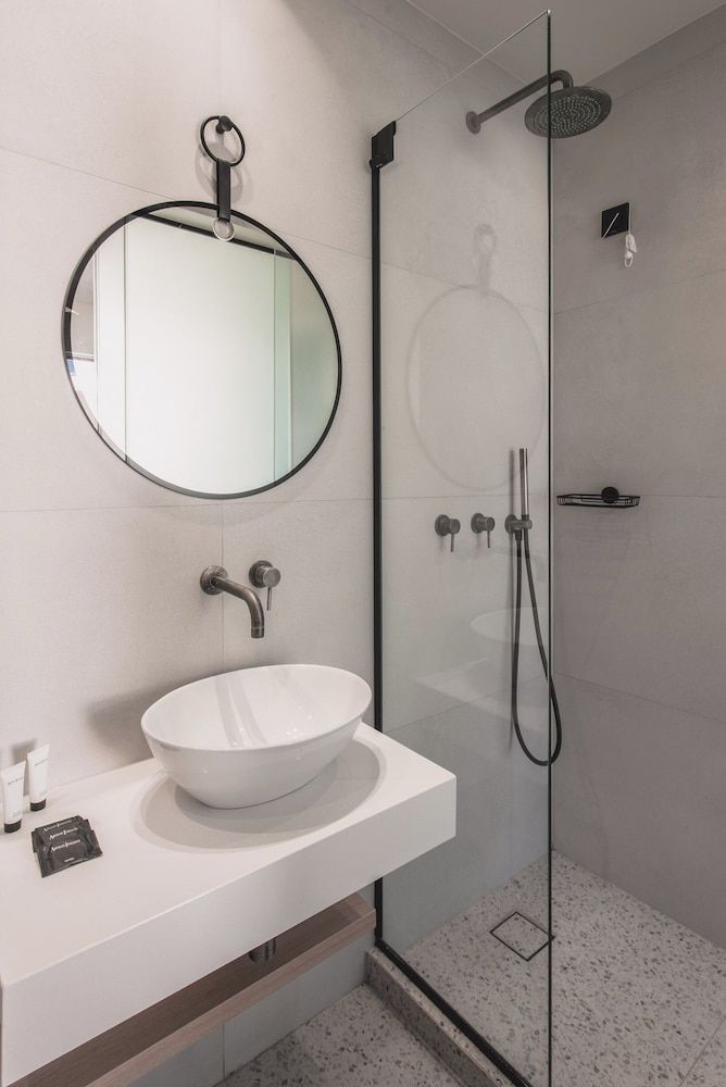 Yria Hotel Deluxe Quadruple Room 10