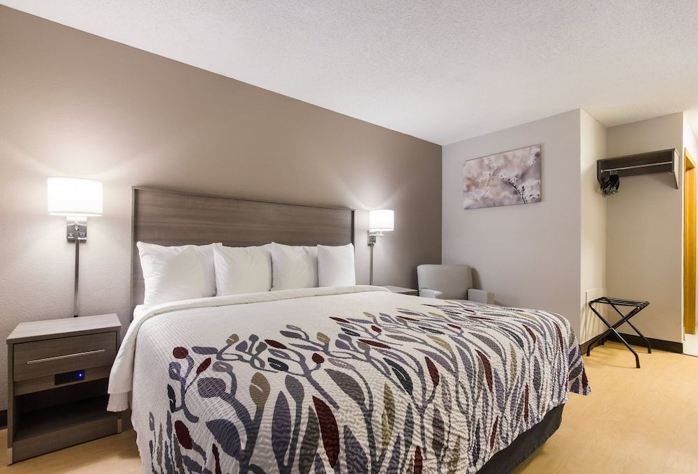 Red Roof Inn Lawrenceburg Deluxe Room, 1 King Bed, Accessible, Non Smoking 4