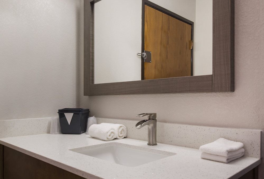 Red Roof Inn Lawrenceburg Deluxe Room, 1 King Bed, Accessible, Non Smoking 6