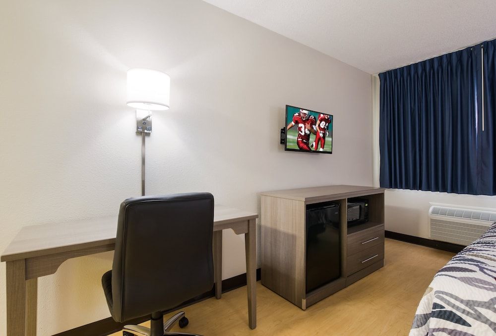 Red Roof Inn Lawrenceburg Deluxe Room, 1 King Bed, Accessible, Non Smoking 3