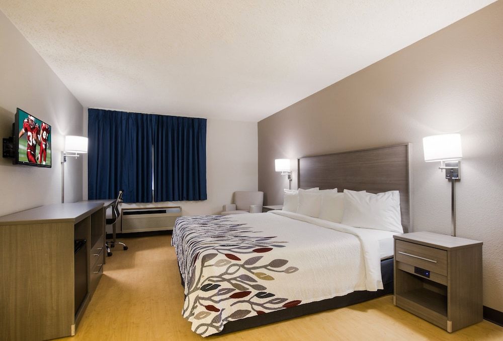 Red Roof Inn Lawrenceburg Deluxe Room, 1 King Bed, Accessible, Non Smoking