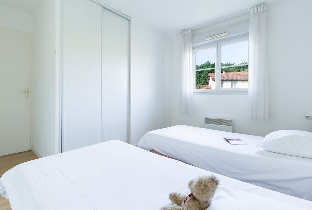 Garden & City Lyon Lissieu Apartment, 3 bedrooms, for 8 people