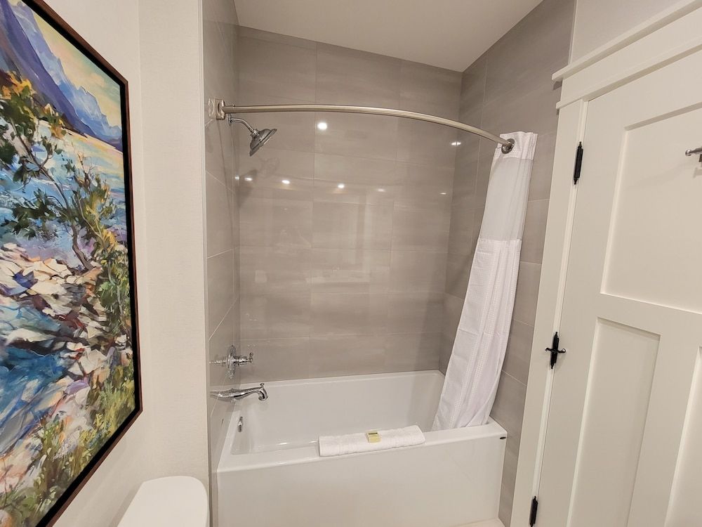 Kilmorey Lodge Standard Double Room, 2 Queen Beds, Mountain View 11