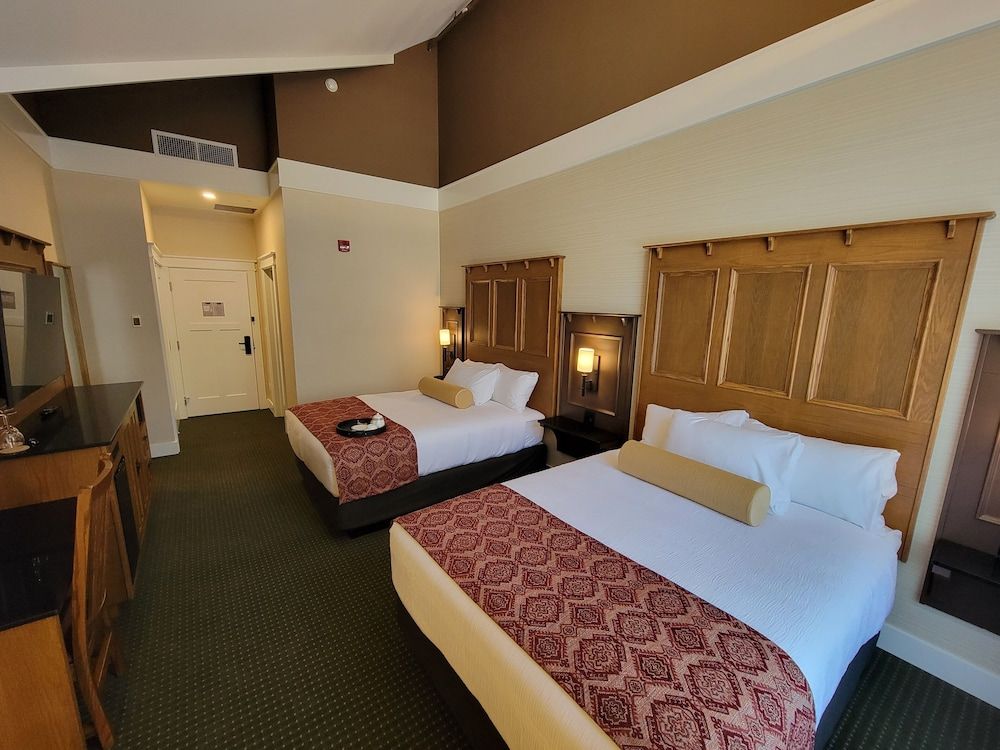 Kilmorey Lodge Standard Double Room, 2 Queen Beds, Mountain View 4