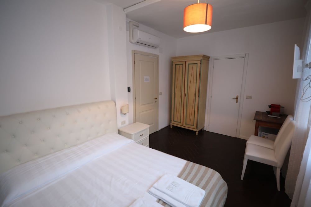 Double Room, 1 Queen Bed, Private Bathroom