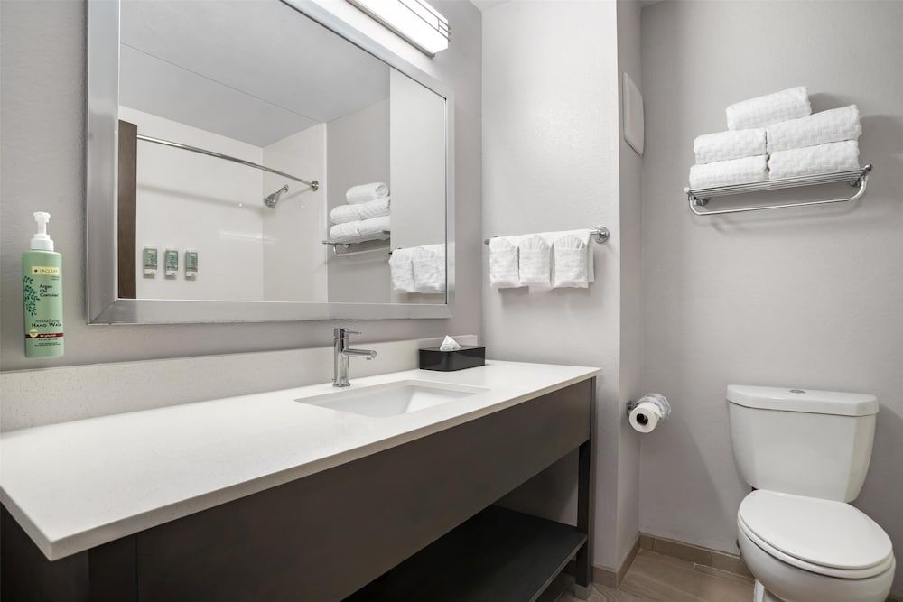 Best Western Brewton Inn Suite, 2 Queen Beds, Non Smoking, Refrigerator & Microwave (with Sofabed) 3