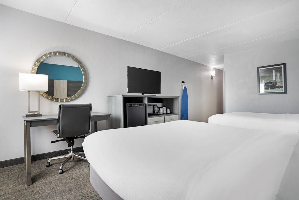 Best Western Brewton Inn Standard Room, 2 Queen Beds, Accessible, Refrigerator & Microwave (Pet Friendly) 3