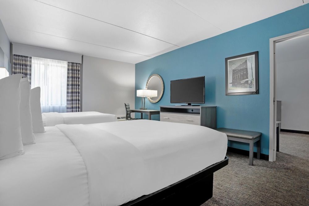 Best Western Brewton Inn Suite, 2 Queen Beds, Non Smoking, Refrigerator & Microwave (with Sofabed) 2