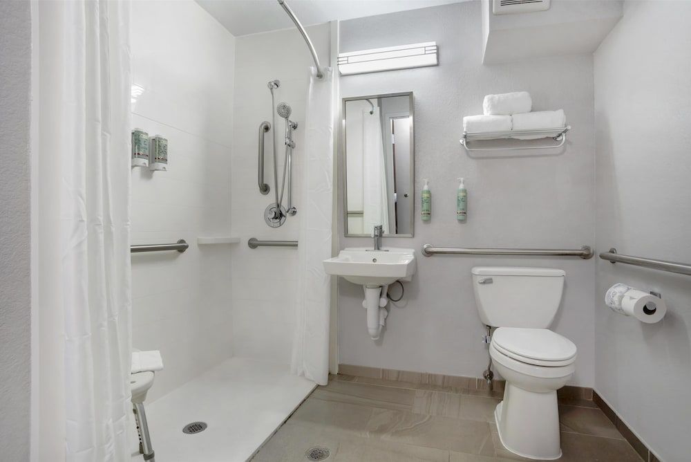 Best Western Brewton Inn Standard Room, 2 Queen Beds, Accessible, Refrigerator & Microwave (Pet Friendly) 4