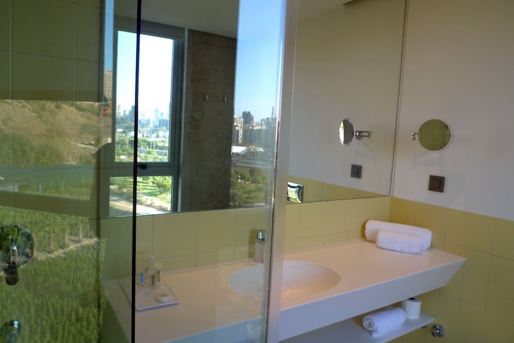 Bossa Nova Beirut Hotel Deluxe Room, 1 King Bed, Balcony 4