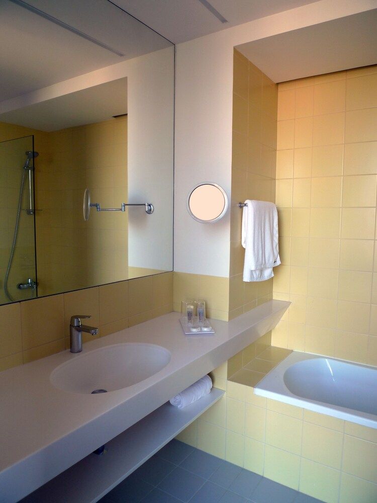 Bossa Nova Beirut Hotel Deluxe Room, 1 King Bed, Balcony 6