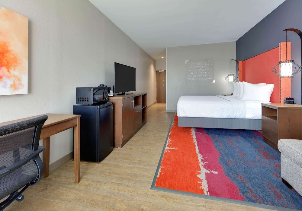 Deluxe Room, 1 King Bed, Accessible, Non Smoking (Bathtub)