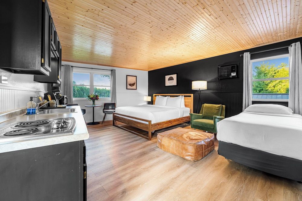 Deluxe King + Twin Lake View