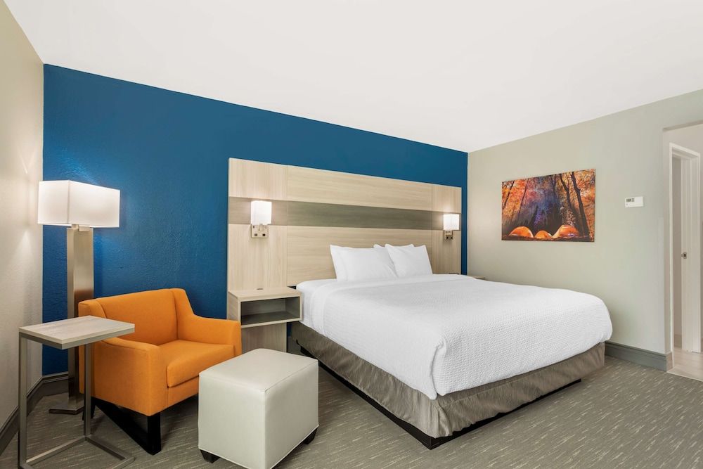 Standard Room, 1 King Bed, Non Smoking, Refrigerator & Microwave