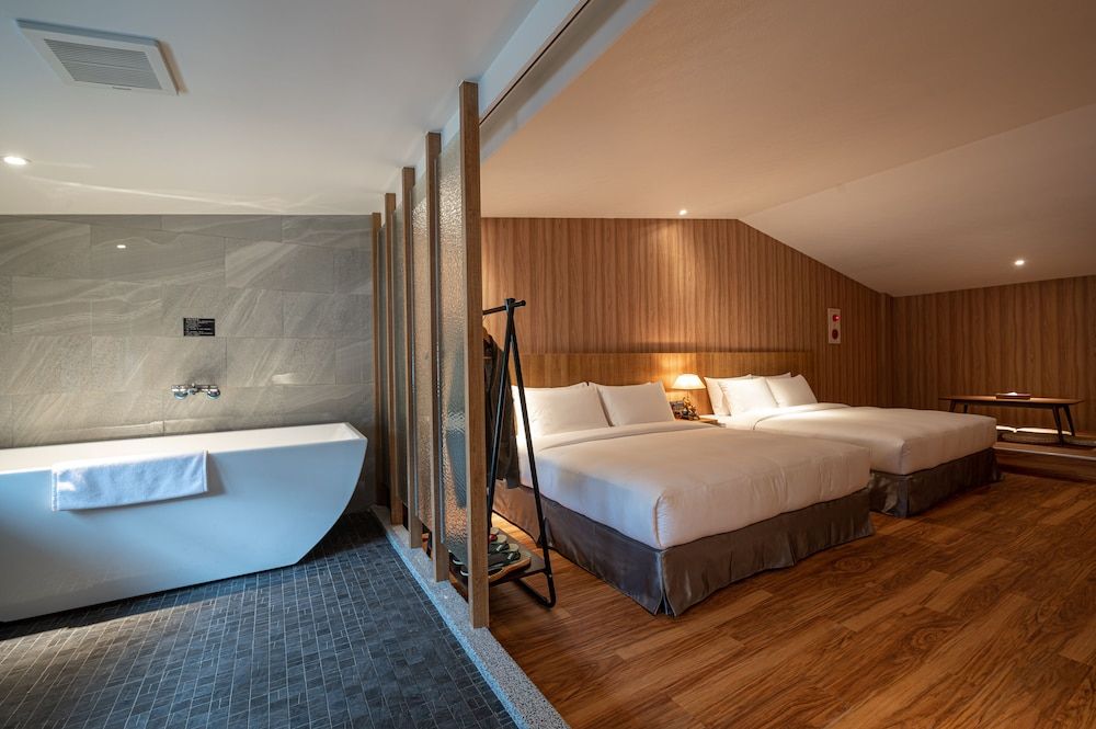 Deep Soaking Bathtub