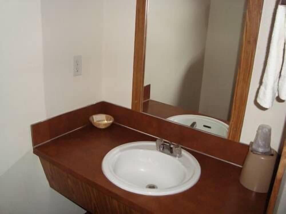 Willow Springs Motel Room, 2 Queen Beds 4