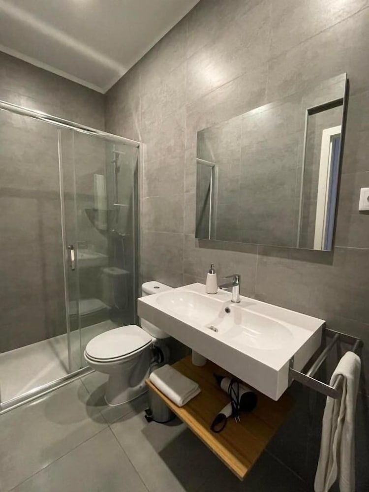 Lisbon Check-In Guesthouse Quarto Duplo ou Twin, Casa de Banho Privativa (External) 4